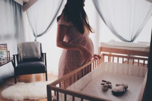Babykamer tweeling / Moeder in verwachting bij ledikant