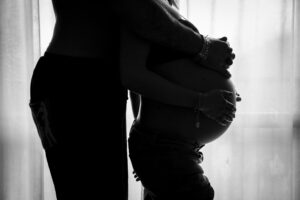 Een stelletje waarvan de vrouw zwanger is en een geboorteplan heeft opgesteld