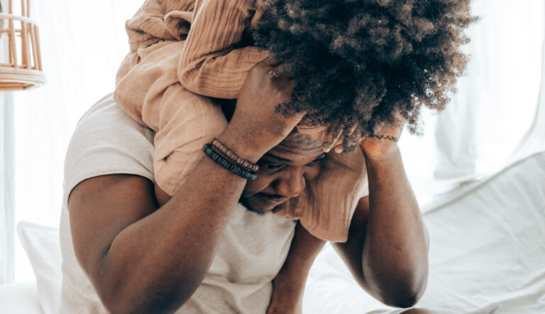 relatieproblemen / kind op de nek van zijn vader in bed