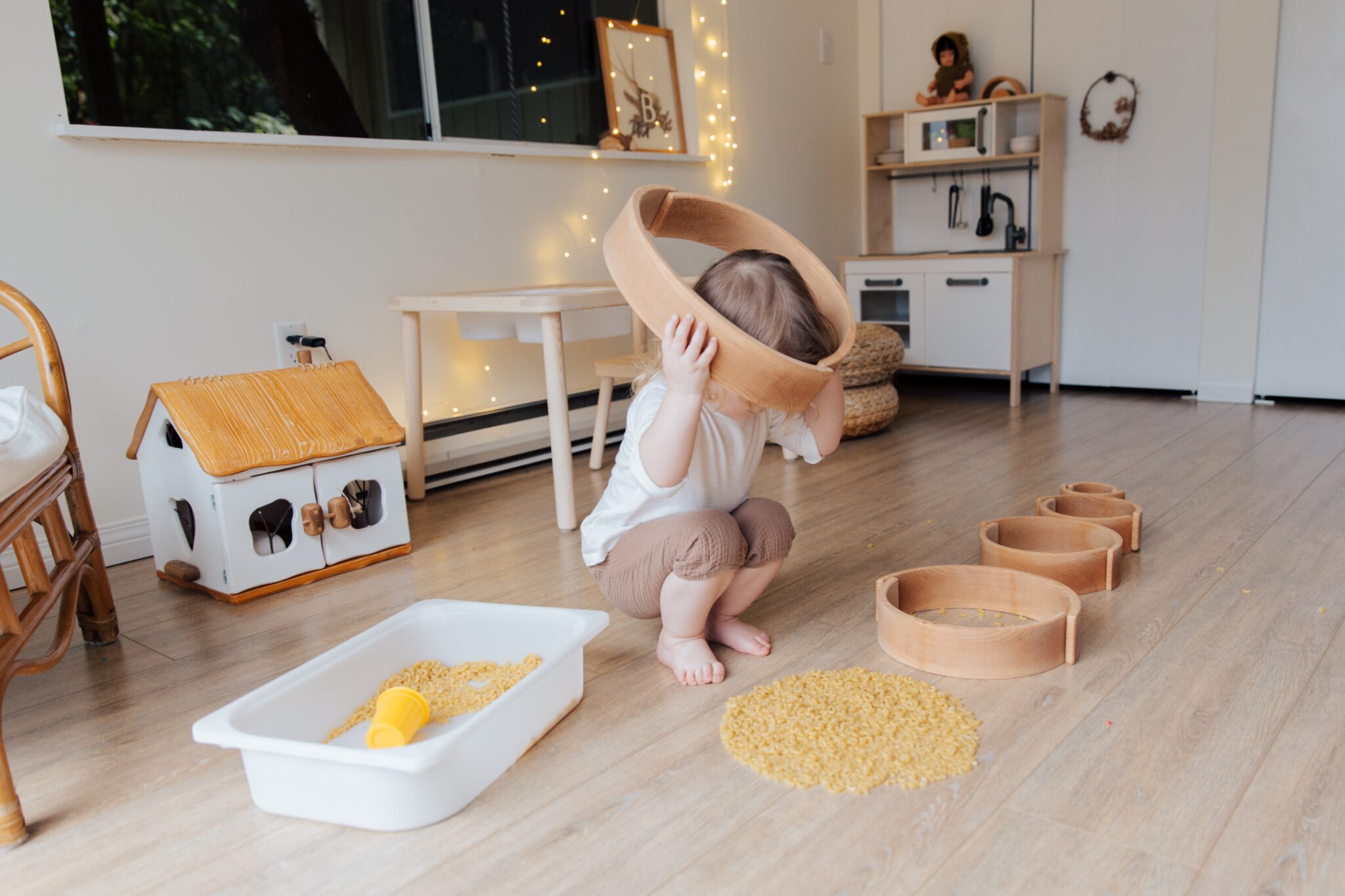 Kinderkamer die leuk gemaakt is met Ikea-hacks waarin een kind speelt
