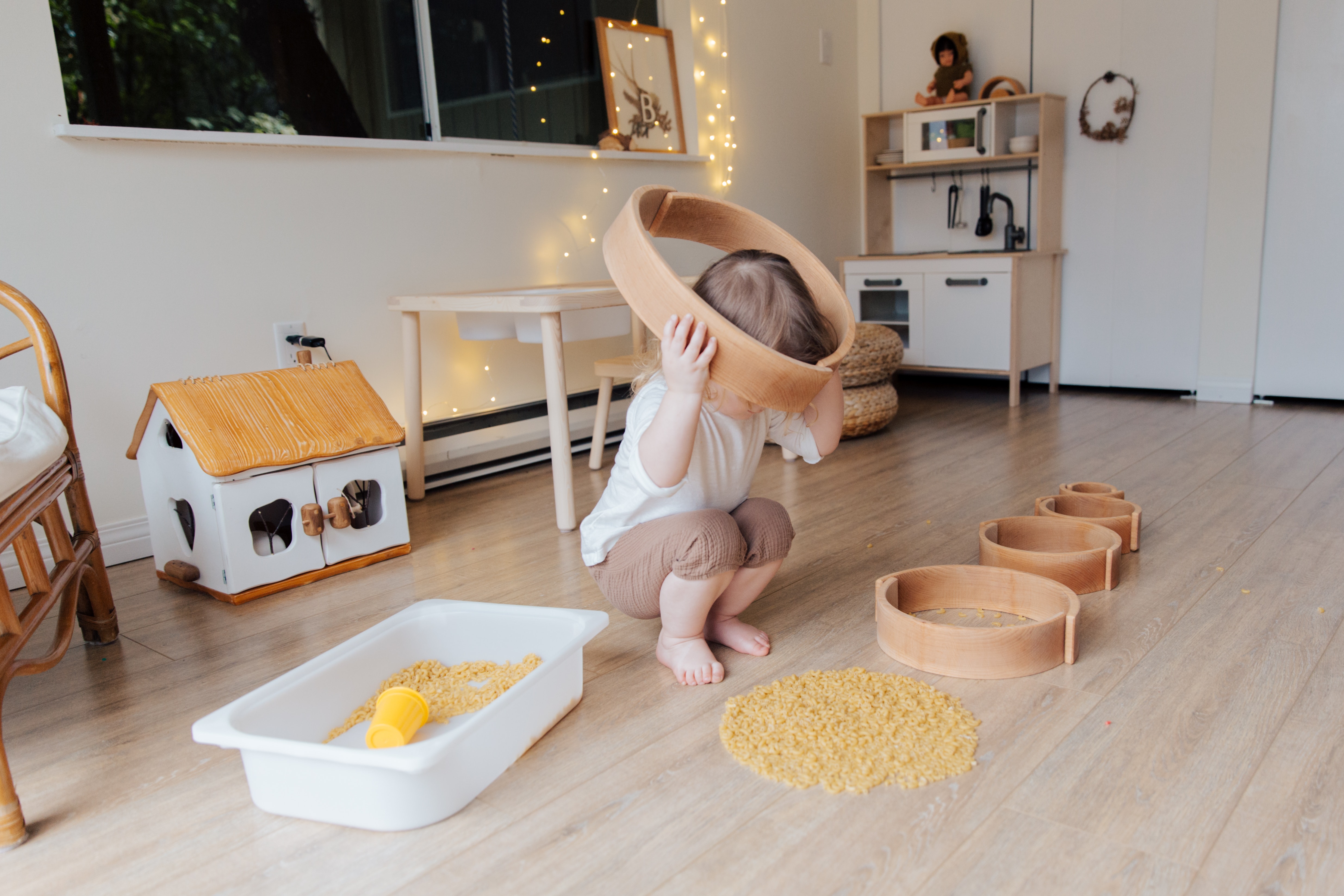 Kinderkamer die leuk gemaakt is met Ikea-hacks waarin een kind speelt