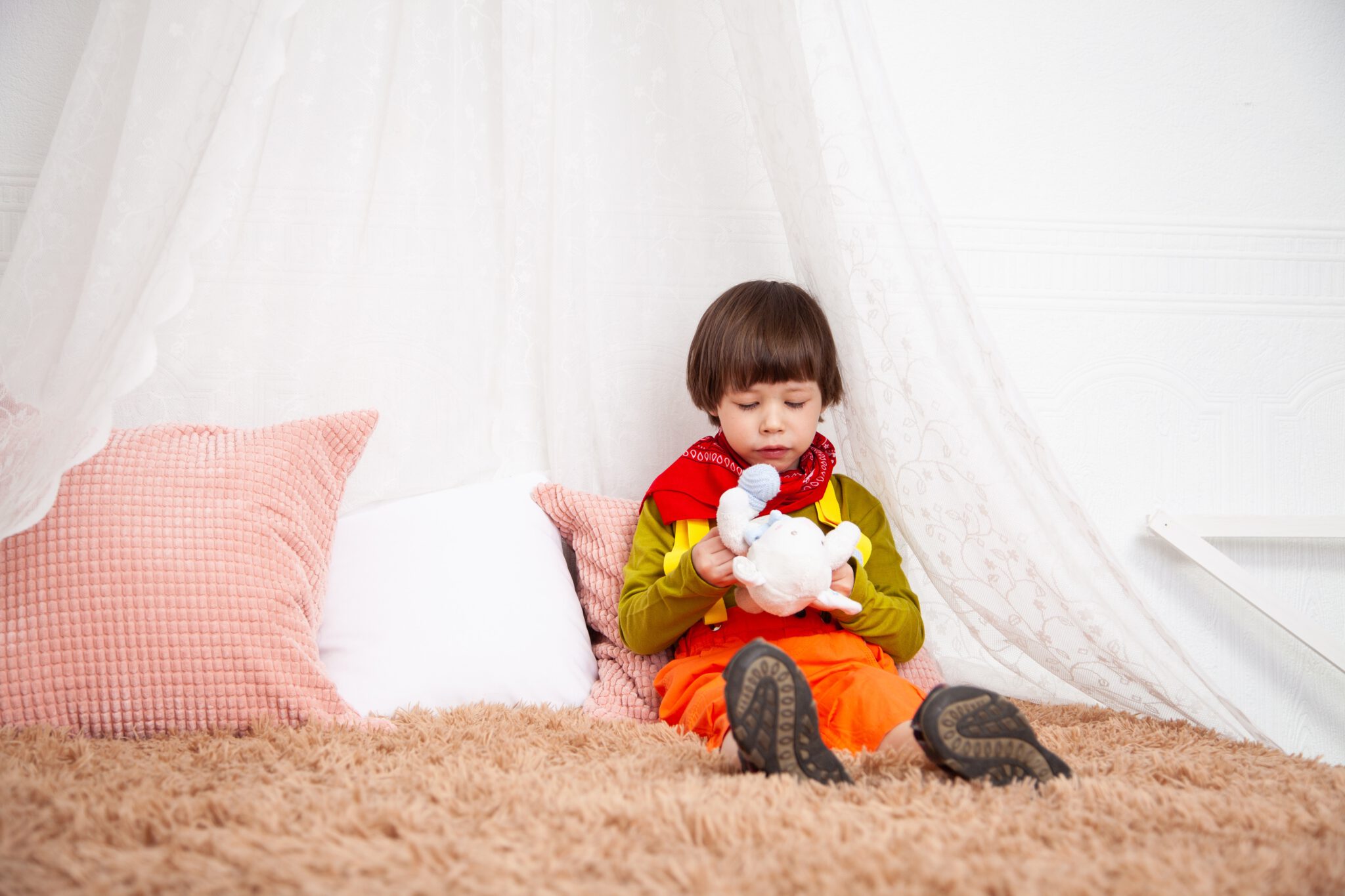 Kindje dat verdrietig in eenhoekje zit te spelen omdat het straf gekregen heeft