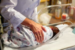 Controles verloskundige / Baby wordt onderzocht