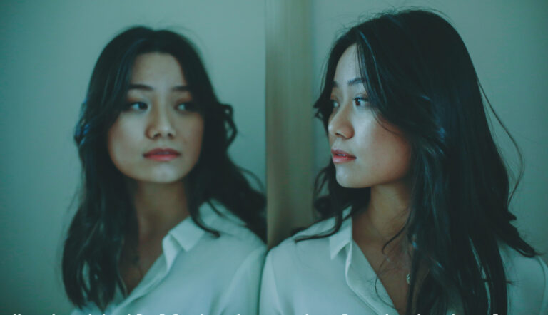 relatie verbreken / vrouw kijkt in de spiegel naar zichzelf