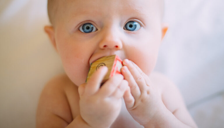 bijtring / baby met speeltje in zijn mond