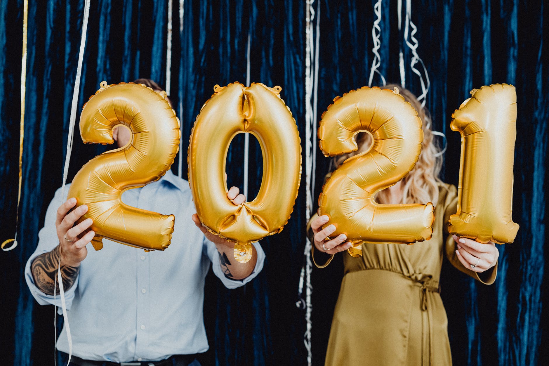 Goede voornemens / Man en vrouw houden '2021' ballonnen vast