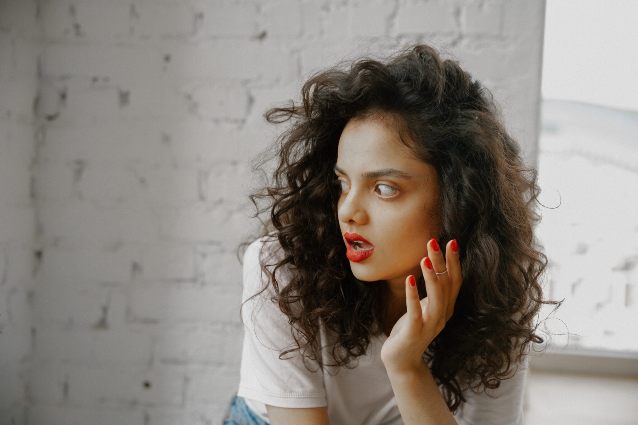 Vrouw die erg verbaasd kijkt nadat ze een brutale opmerking heeft gekregen