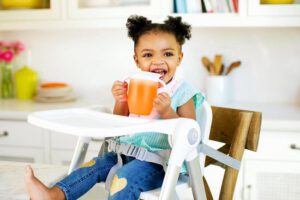 Drinkbeker / Meisje met Munchkin Miracle 360 Trainer beker