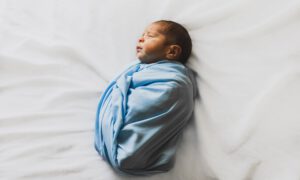 babynamen / pasgeboren baby gewikkeld in doeken