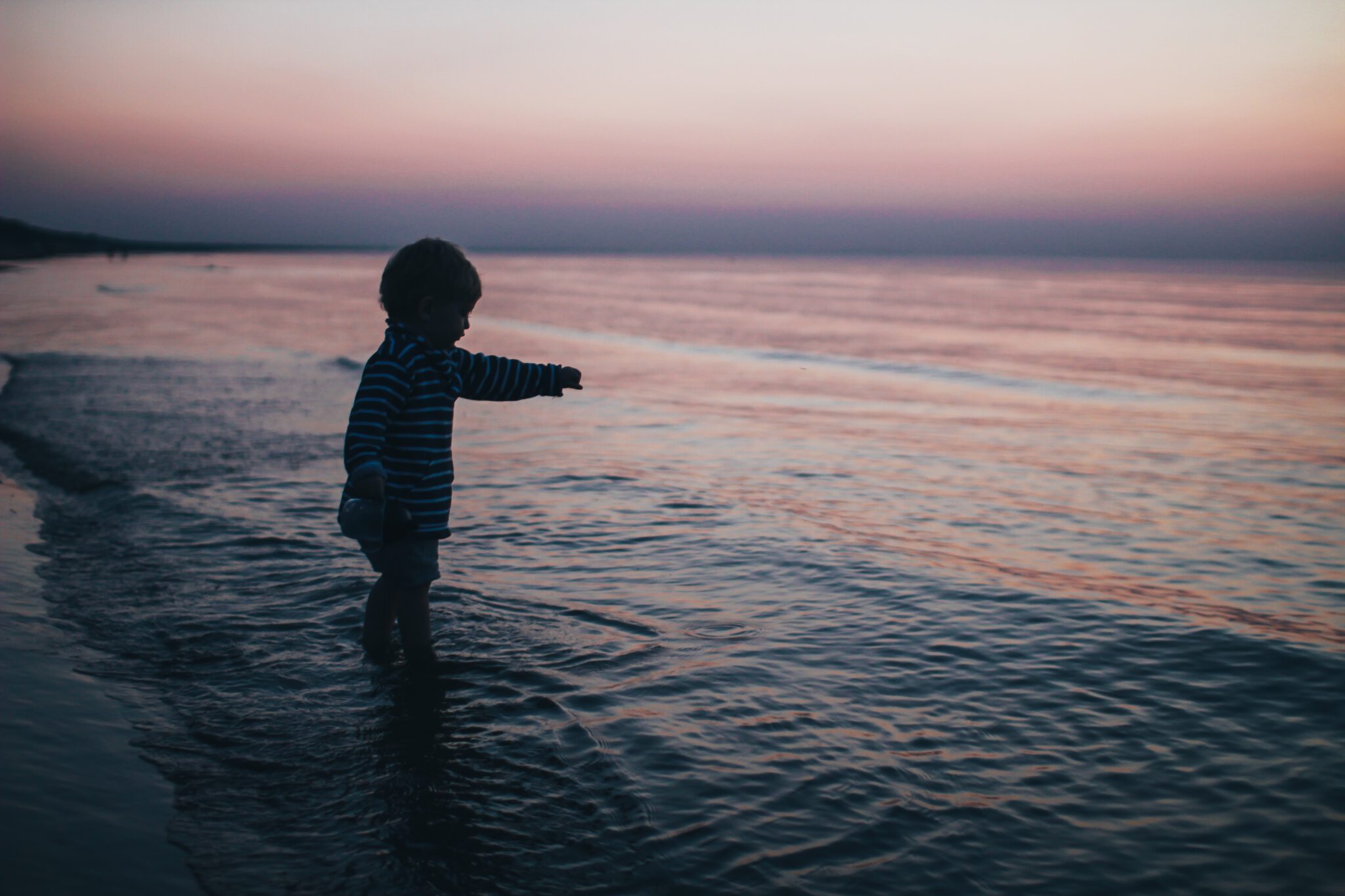 Kind met het sterrenbeeld waterman die in de zee staat