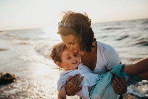 herinneringen / moeder met zoon aan zee