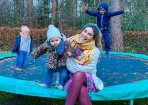 Laura van heuven met haar kinderen op een trampoline na een tantrum
