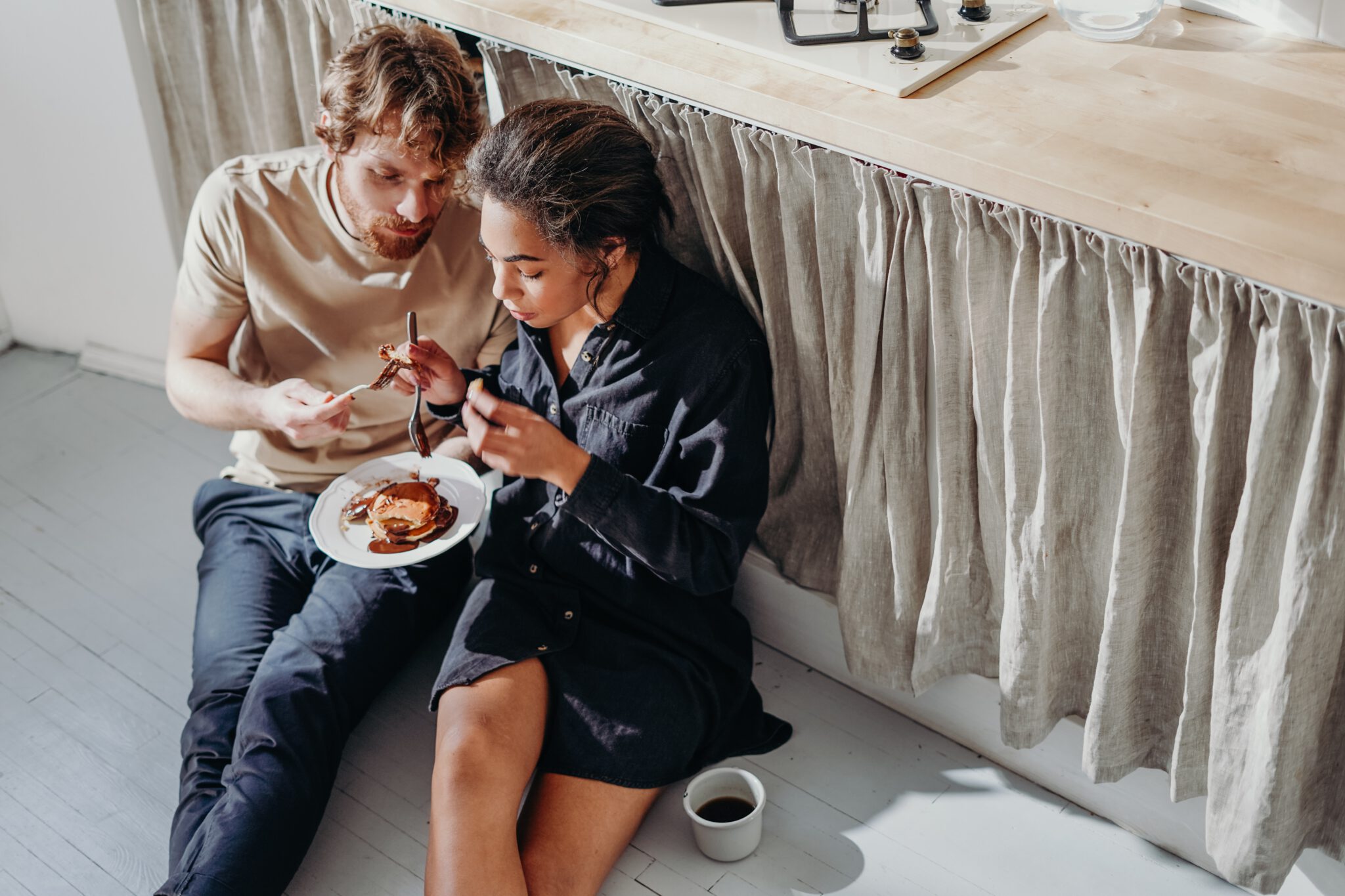 Man en vrouw die op de grond aan het emotie eten zijn