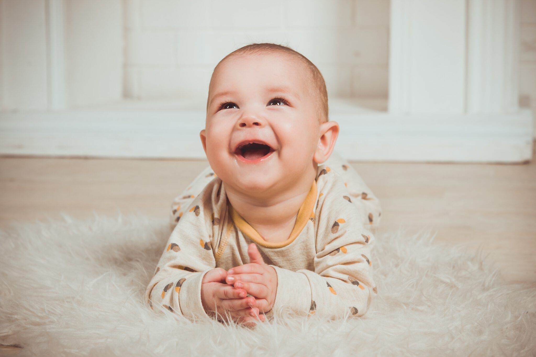 baby lachend op foto