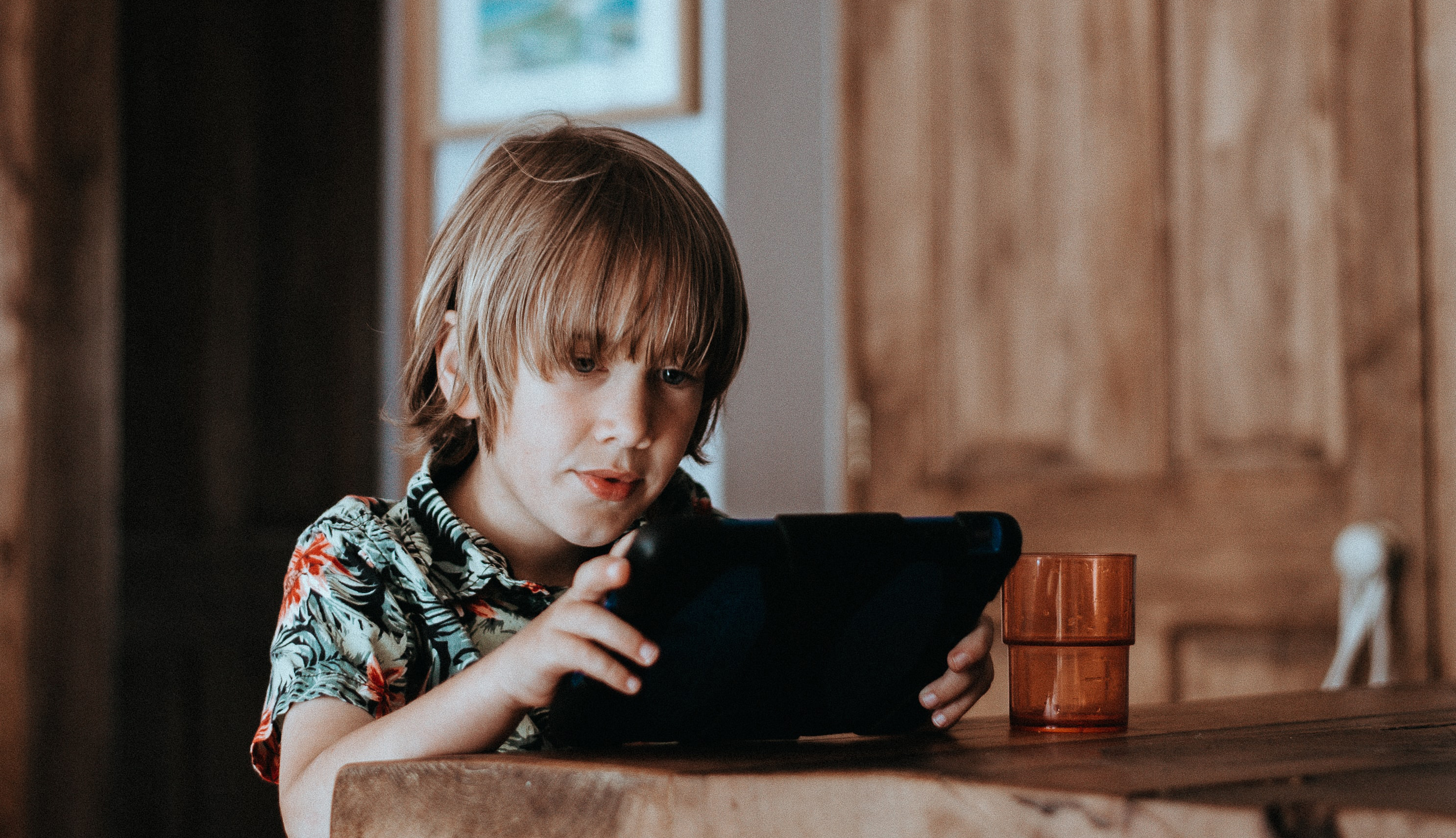 Jongetje die spel speelt op iPad