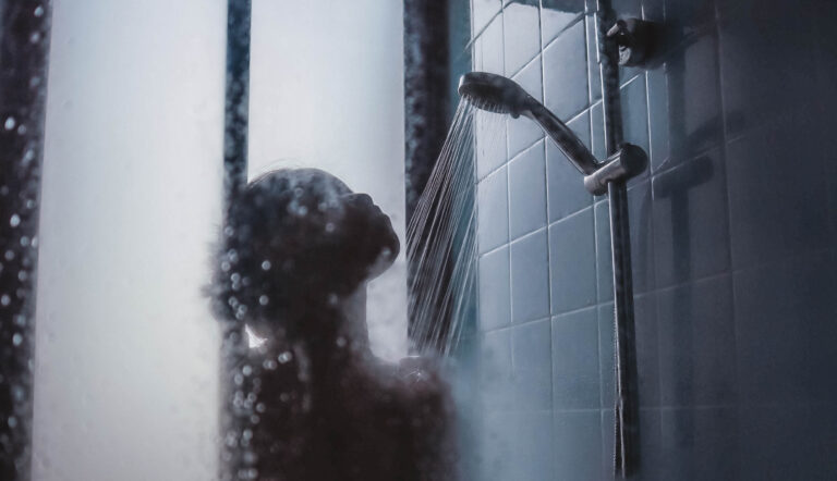 Vrouw die onder de douche staat