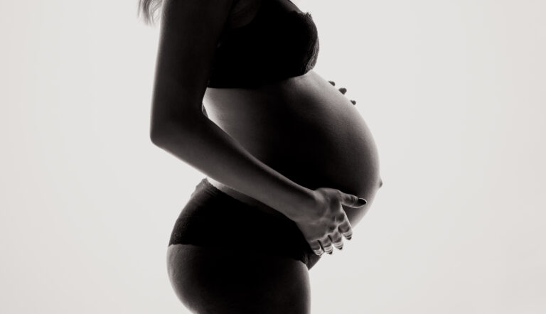 Zwangere vrouw die haar buik moet gaan insmeren tegen striae