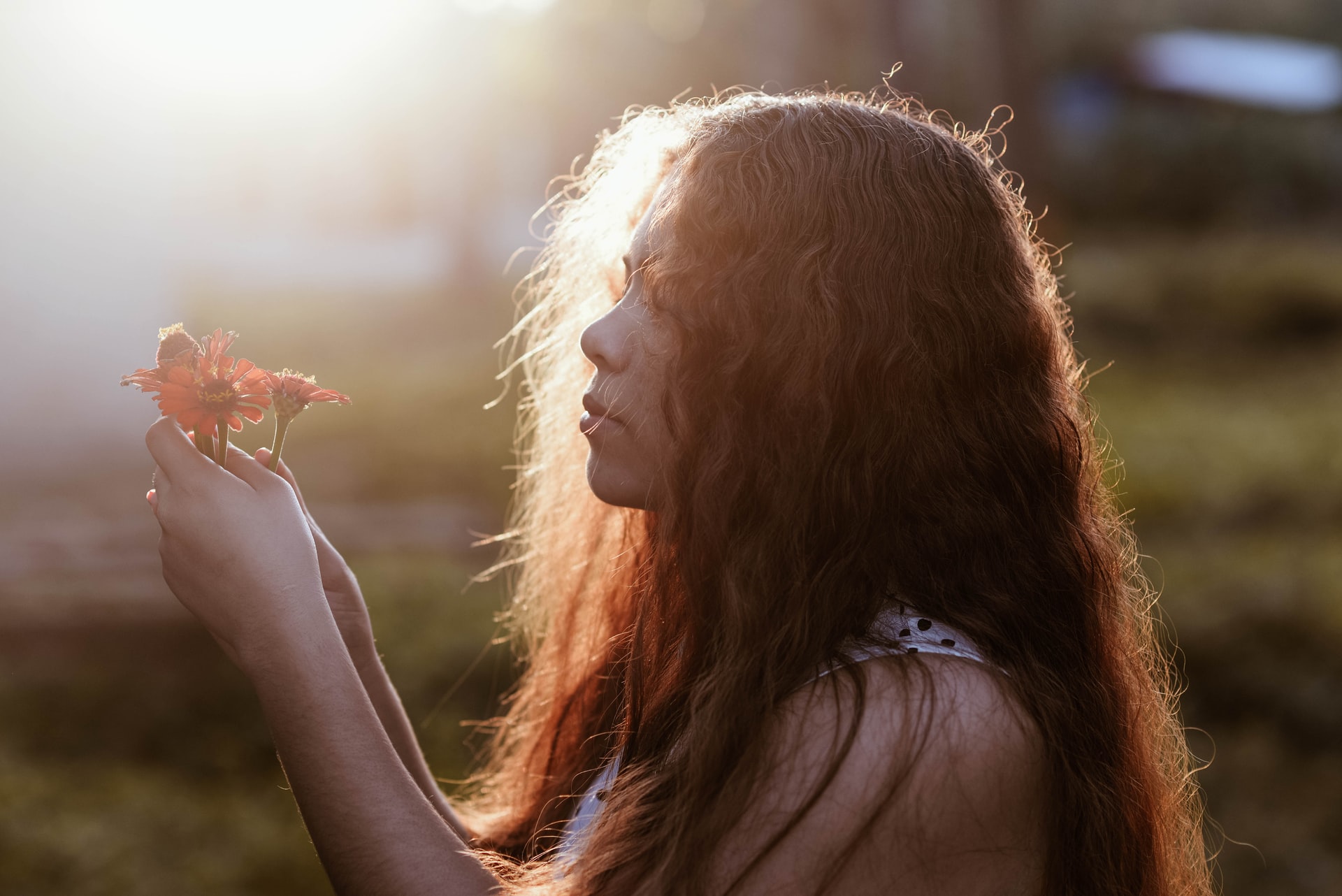 vrouw heeft geen stress en staat in de natuur