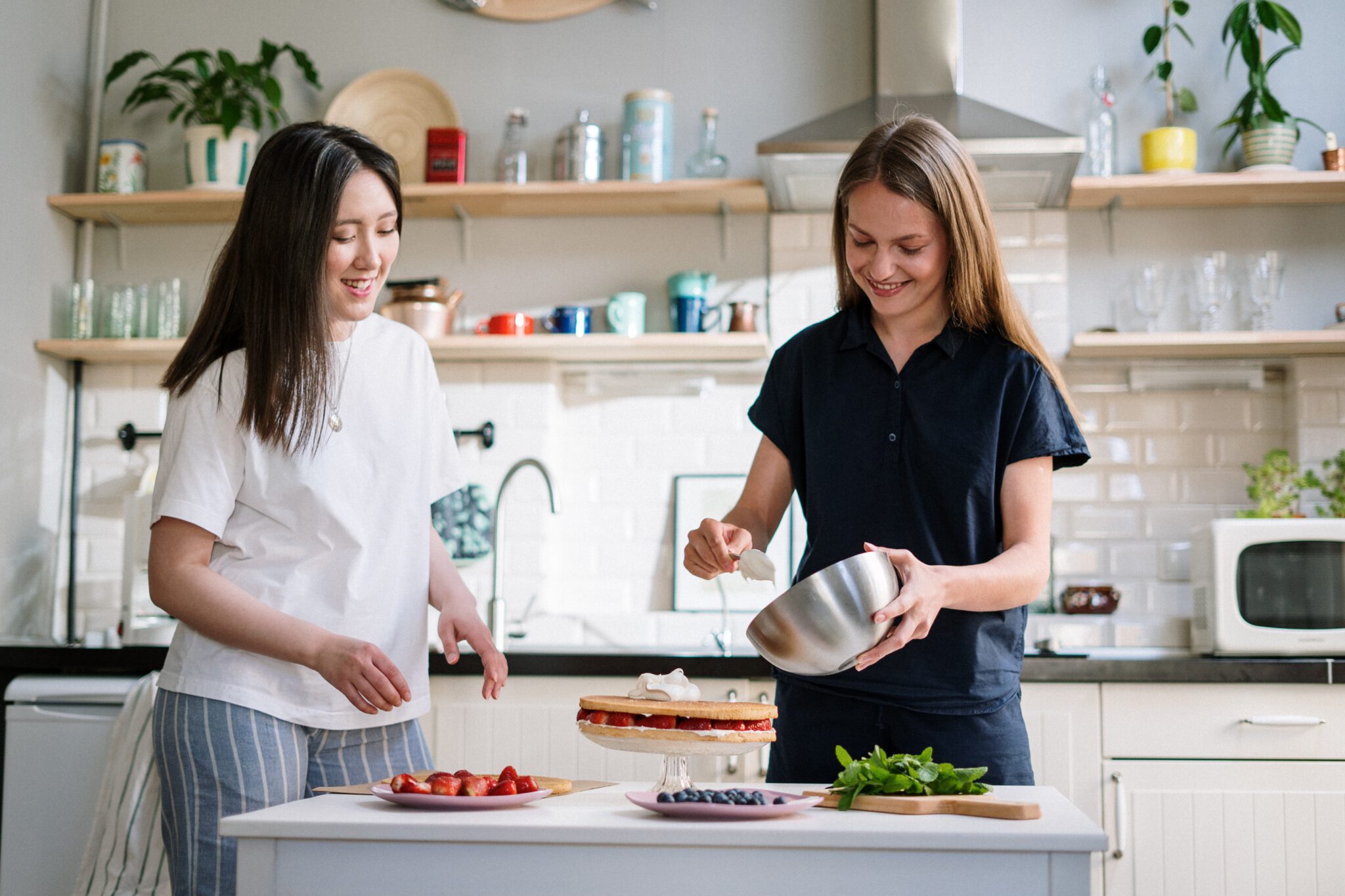 Twee vrouwen die koken in een keuken met allerlei Ikea hacks