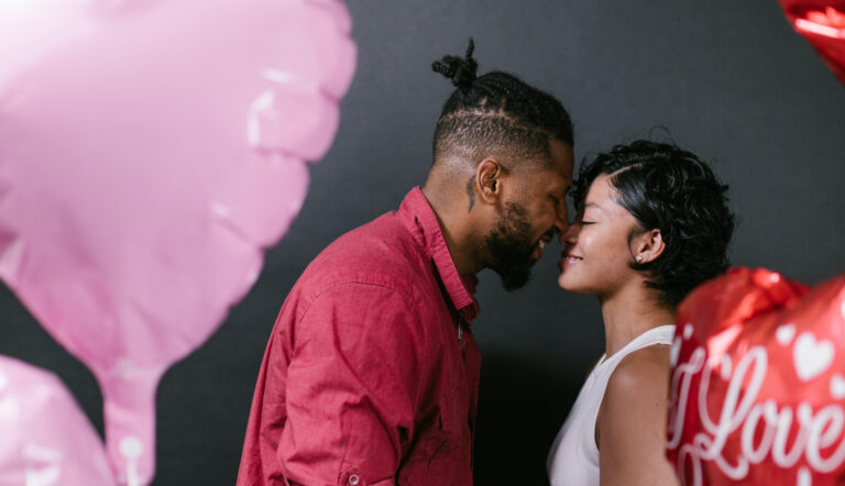 Vrouw en haar vriend die hem een Valentijnscadeau geeft