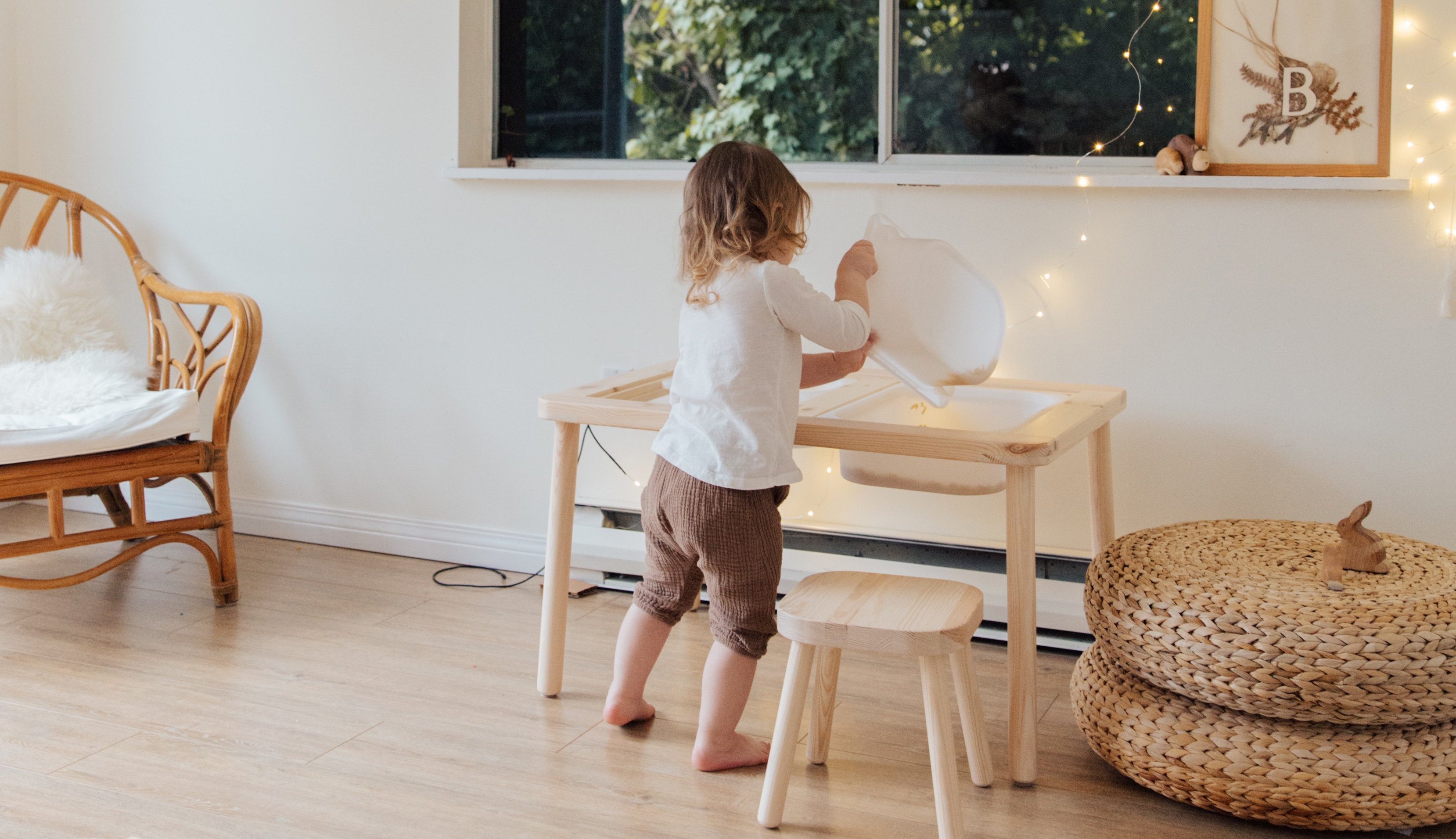 Peuter die speelt in haar kamer vol met IKEA hacks