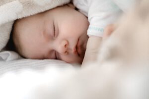 buiten slapen / slapende baby onder deken slaapfouten