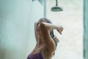 douchen / vrouw onder de douche