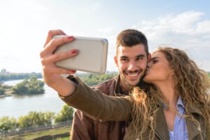 foto's / vrouw kust man en maakt selfie