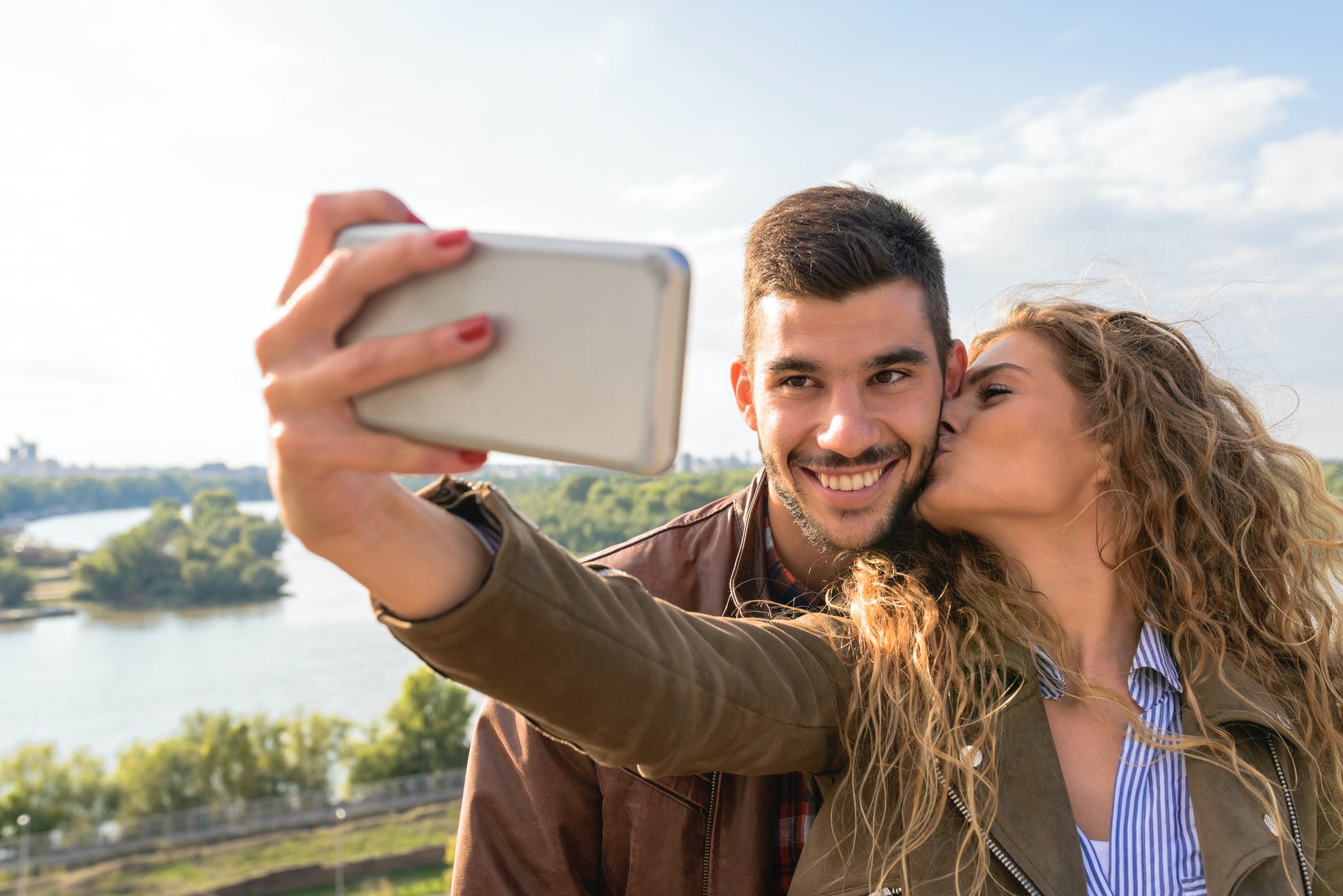 foto's / vrouw kust man en maakt selfie