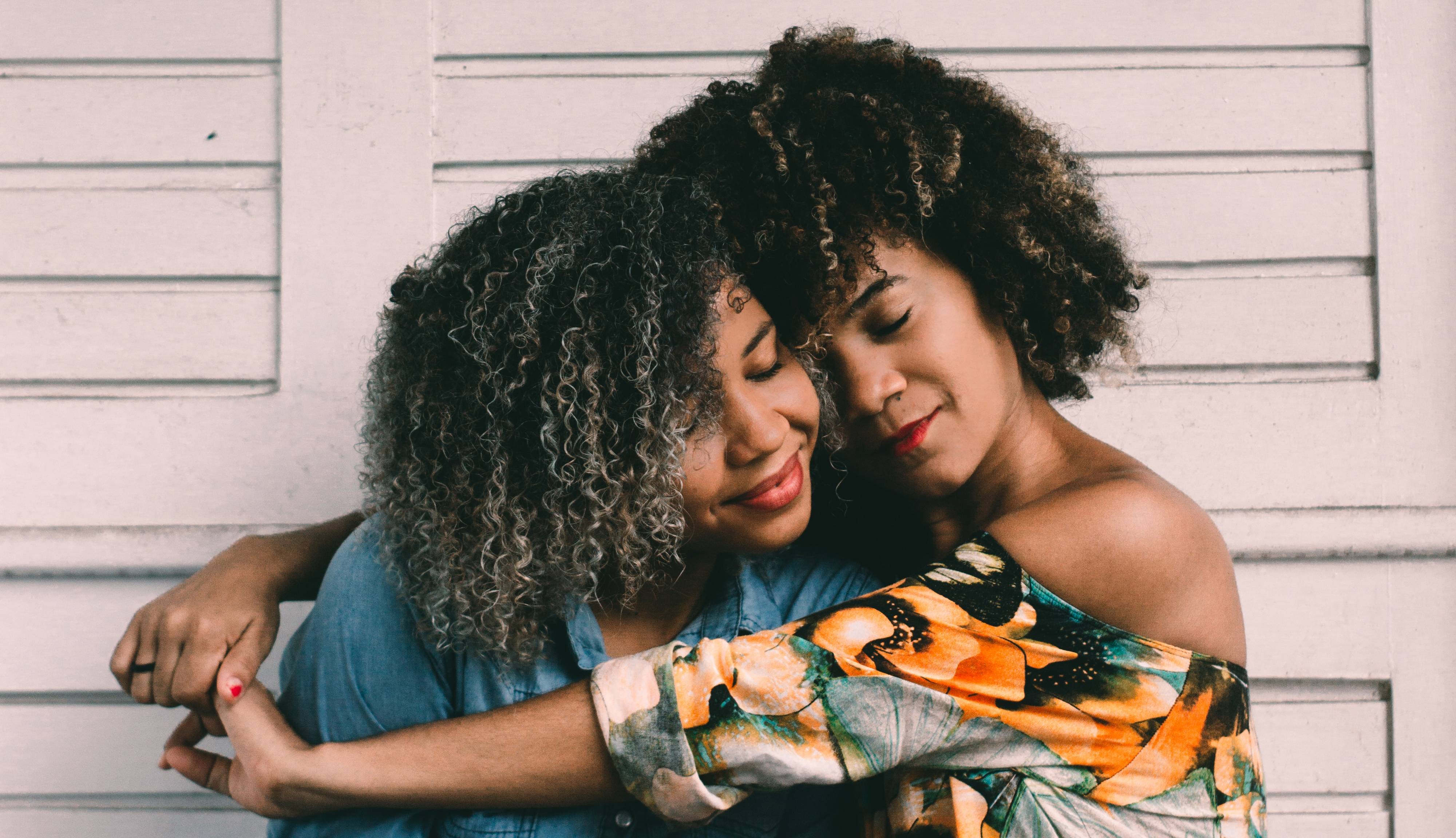 Vrouw die haar grote zus knuffelt