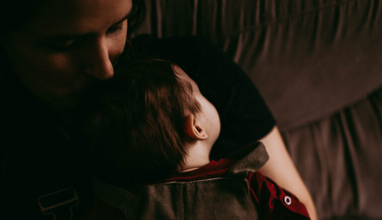 Moeder en baby die slapen dankzij white noise