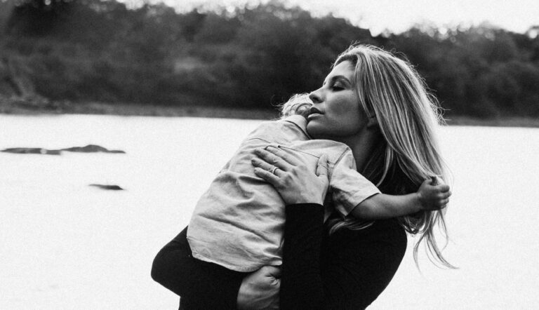 Moeder die haar kind vasthoudt omdat ie verlatingsangst heeft