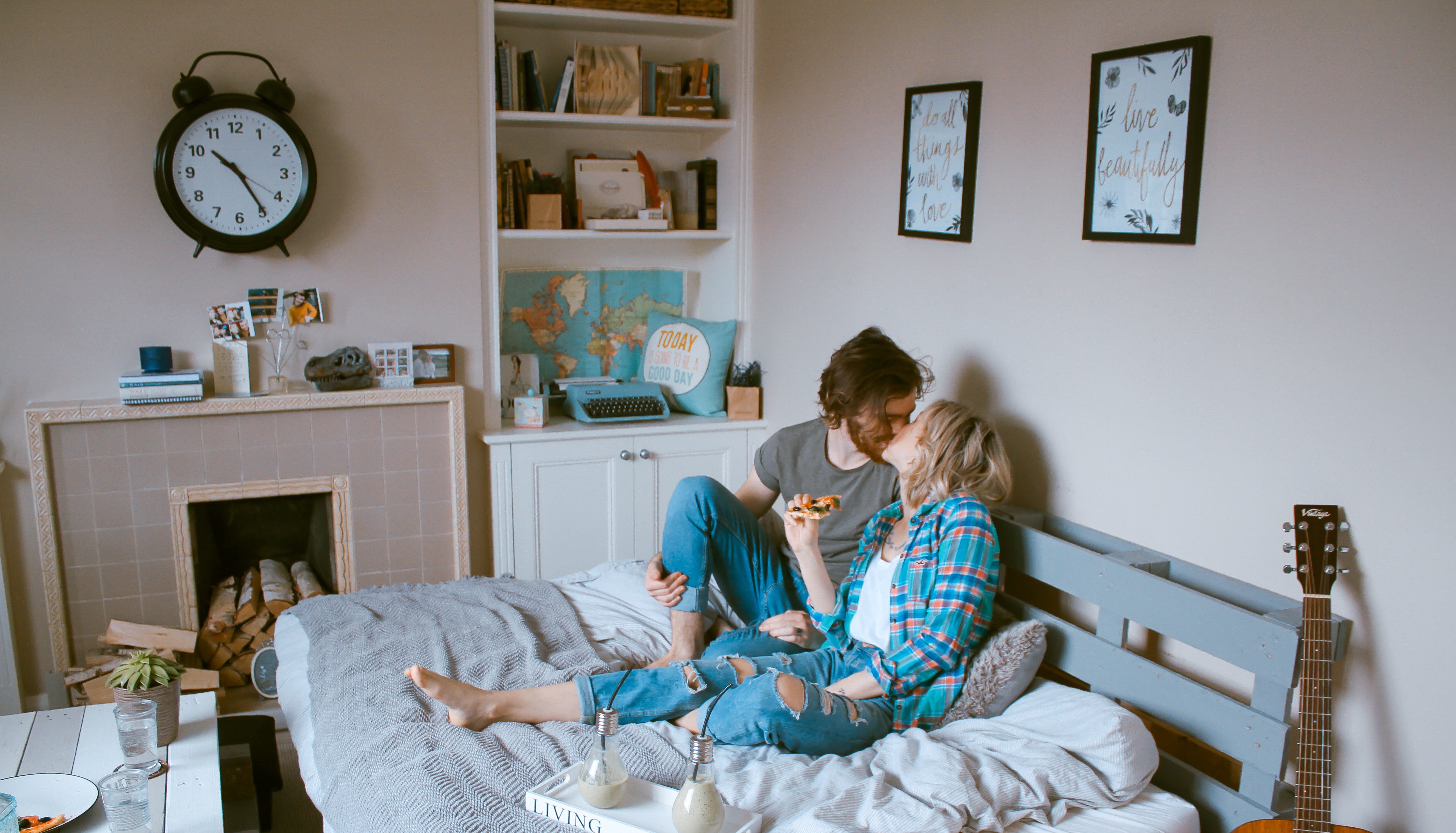 verliefd koppel op bed in een rommelige kamer