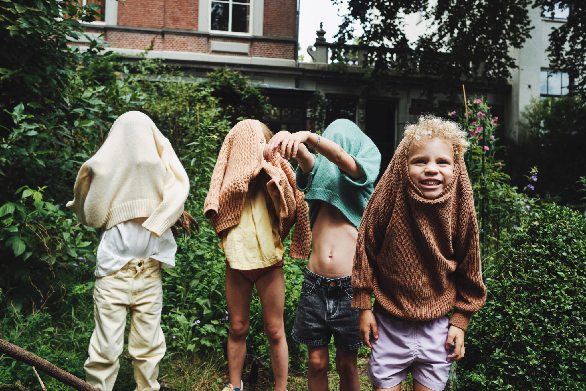 Kinderen in de tuin in zomerkleren van de zomercollectie van Maed for Mini