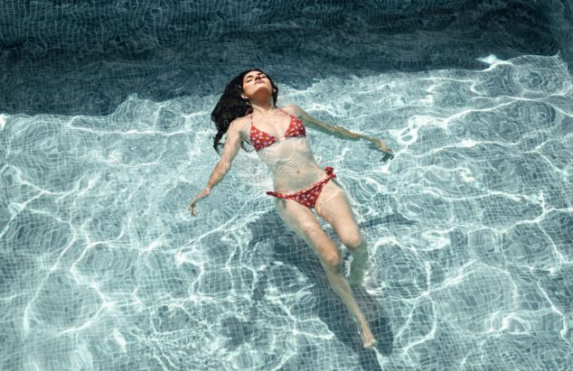 vrouw ligt in een zwembad met een geschoren lichaam zonder bultjes