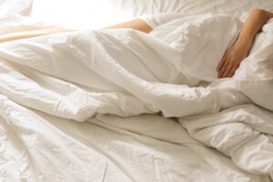 vrouw is naakt aan het slapen in bed