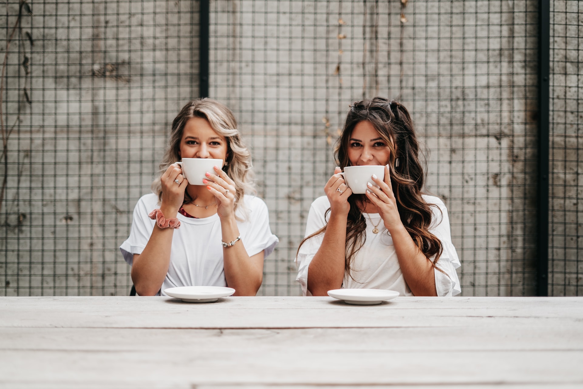 twee vriendinnen drinken een kop koffie samen