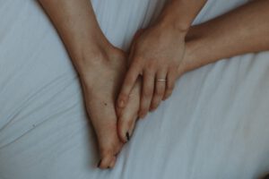 vrouw met koude voeten en handen