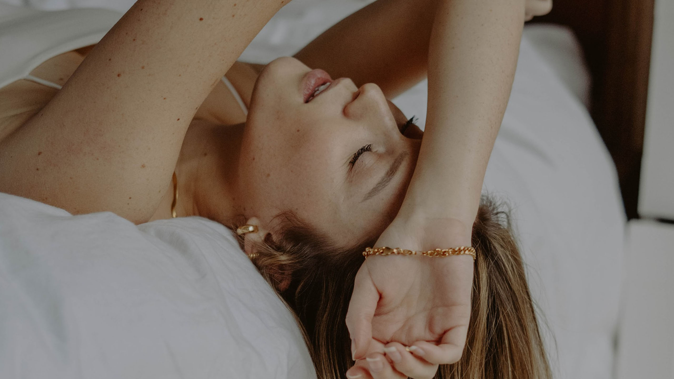 moeder ligt moe op bed met een mommy burn-out