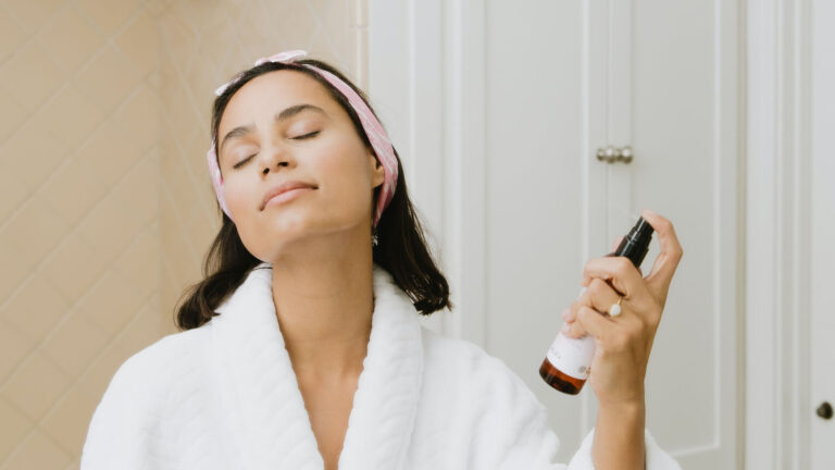 vrouw gebruikt skincare met goede ingredienten