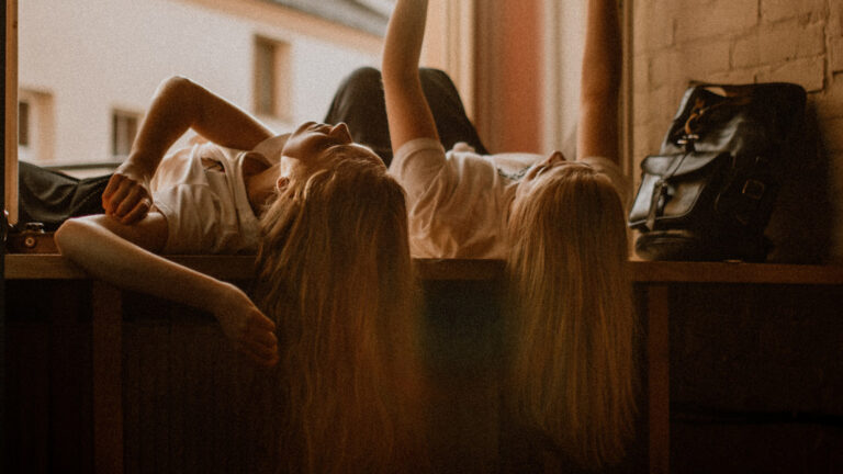 twee meiden lezen een boek