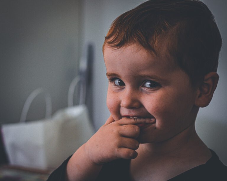 peuter kijkt pittig in de camera