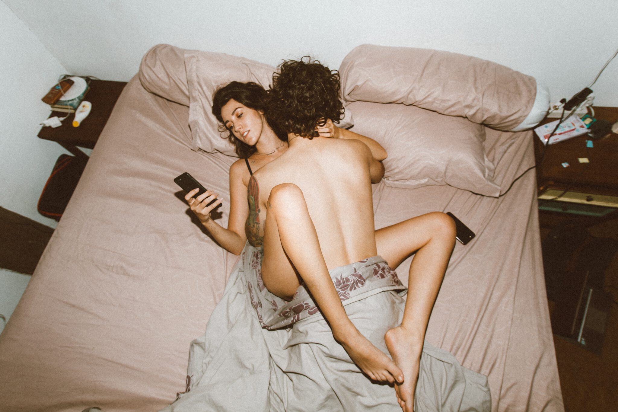 Koppel heeft seks terwijl vrouw verveeld op haar telefoon kijkt, en haar seksleven wel een boost wilt geven