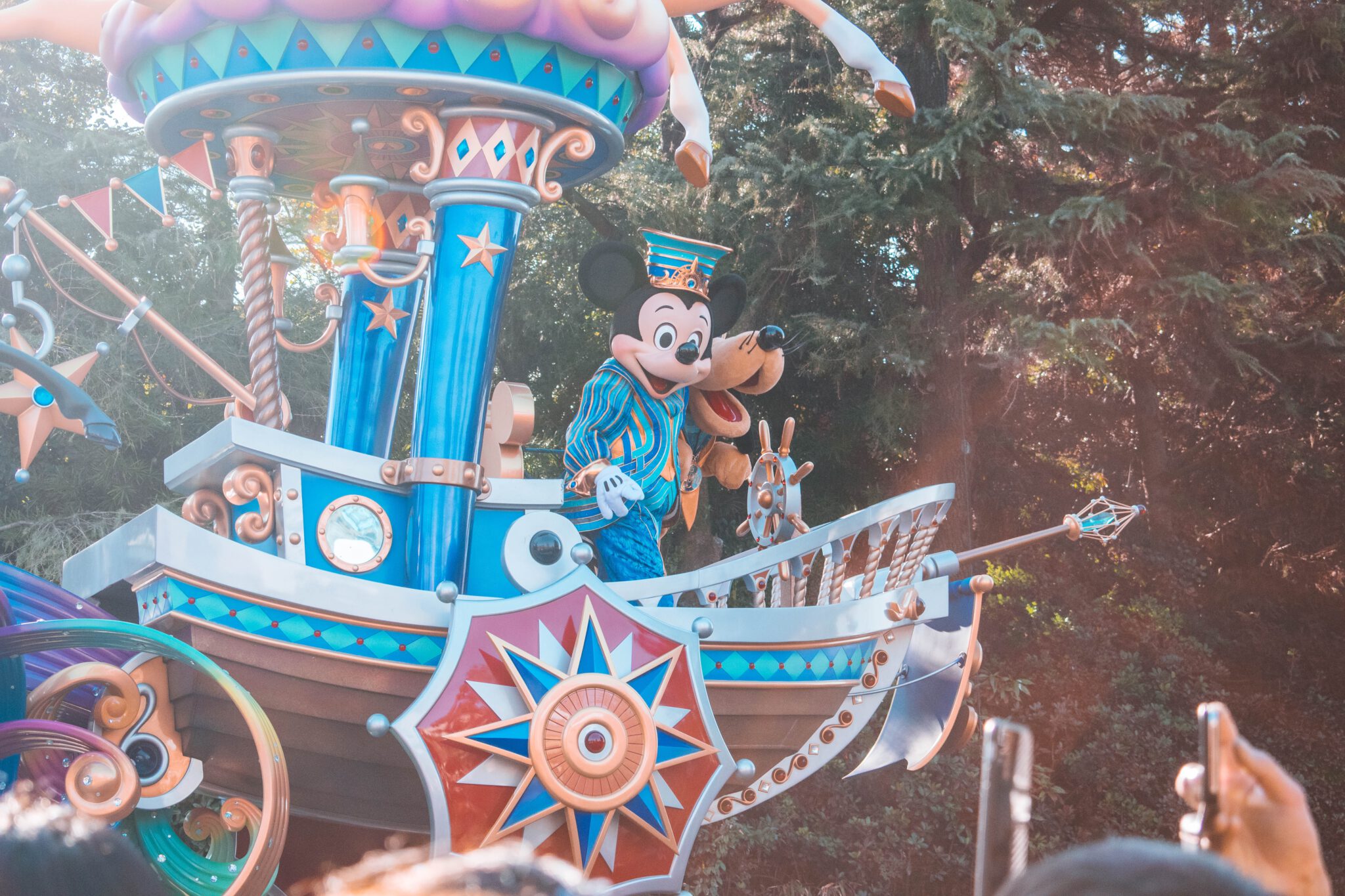 Paradewagen met Mickey Mouse waarbij je tips gebruikt om met kids naar Disneyland te gaan