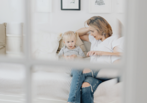 kind met moeder praten