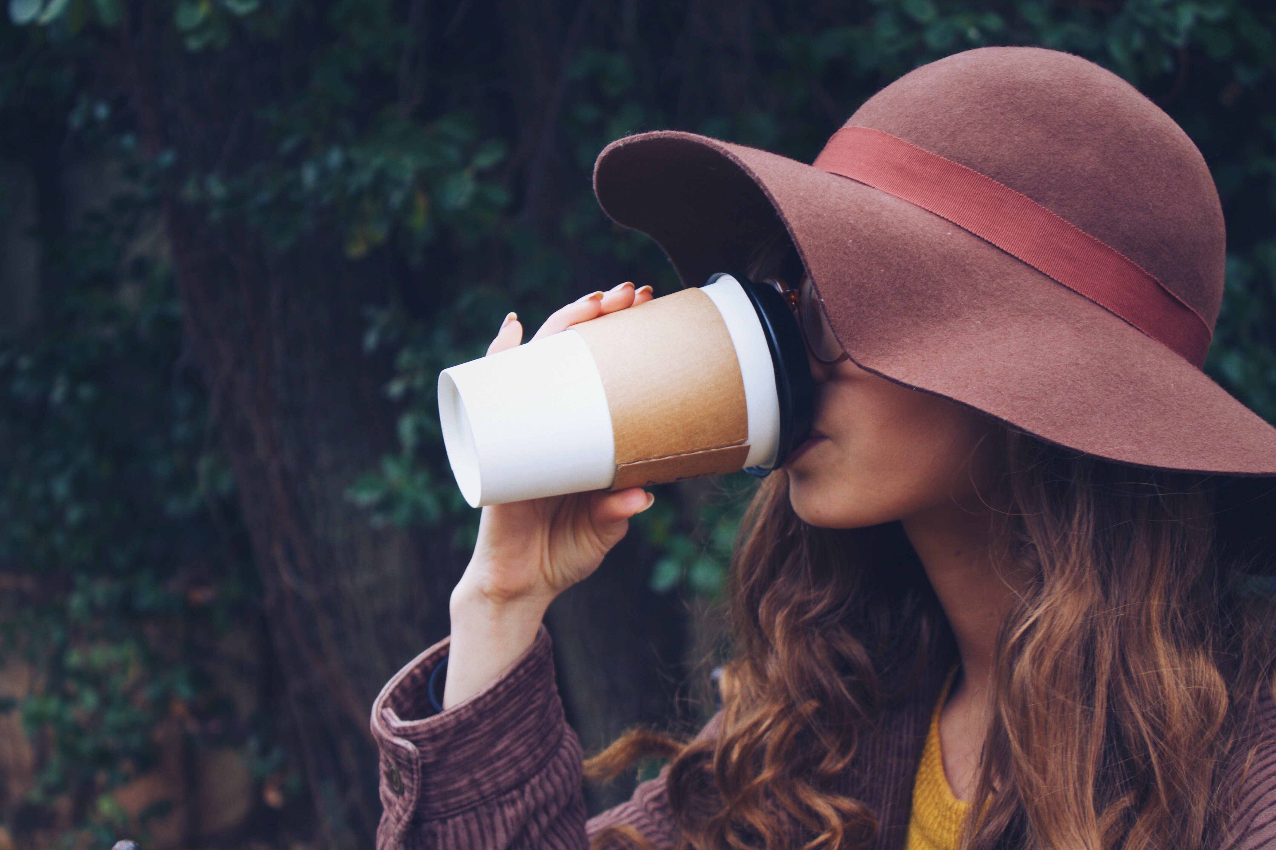 Drinking hat. Девушка со стаканчиком. Девушка с кофе. Стаканчик кофе в руке девушки. Девушка пьет кофе.