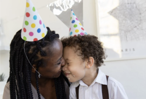 verjaardag van een kind onvergetelijk maken - moeder en zoon