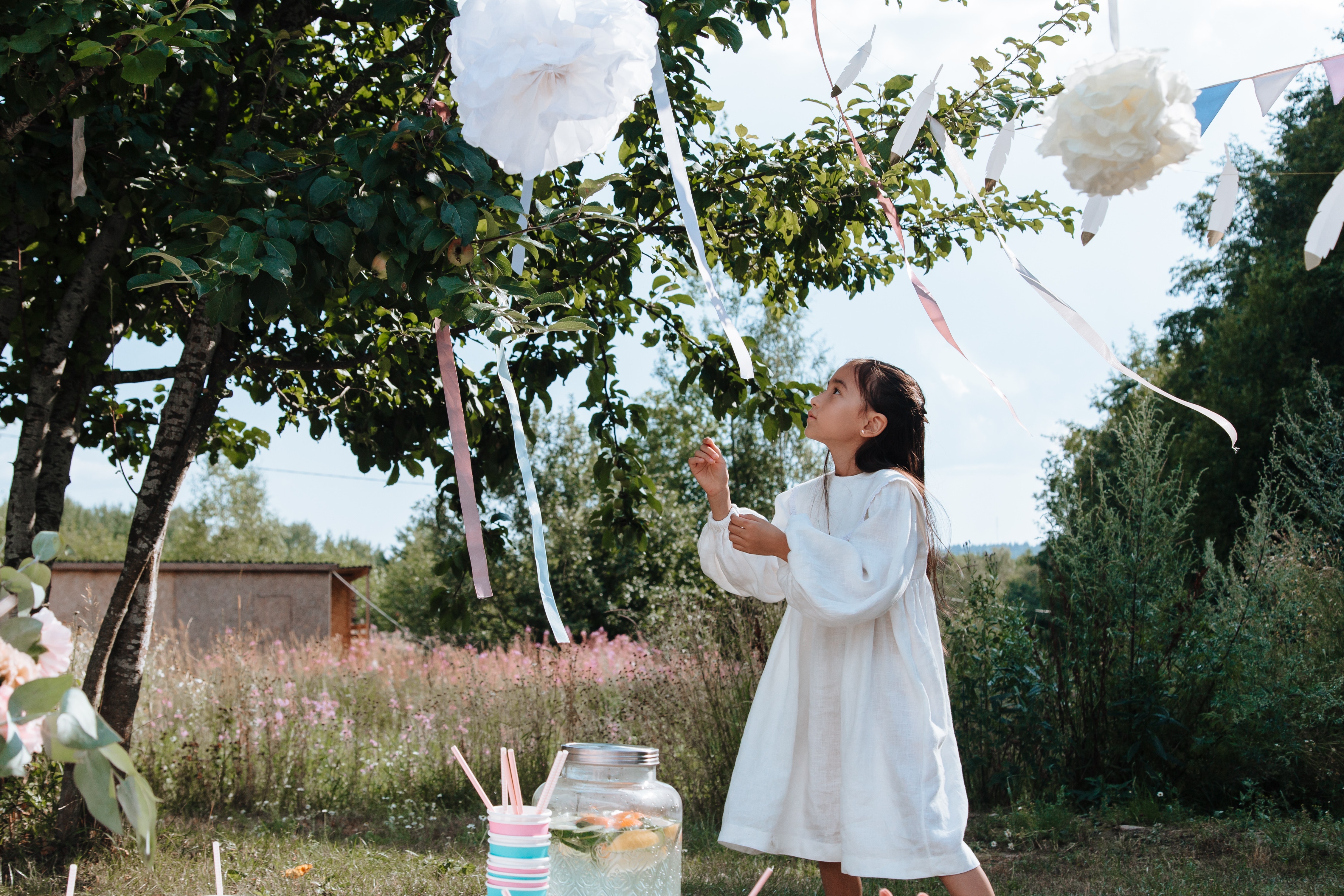 meisje in park viert verjaardag