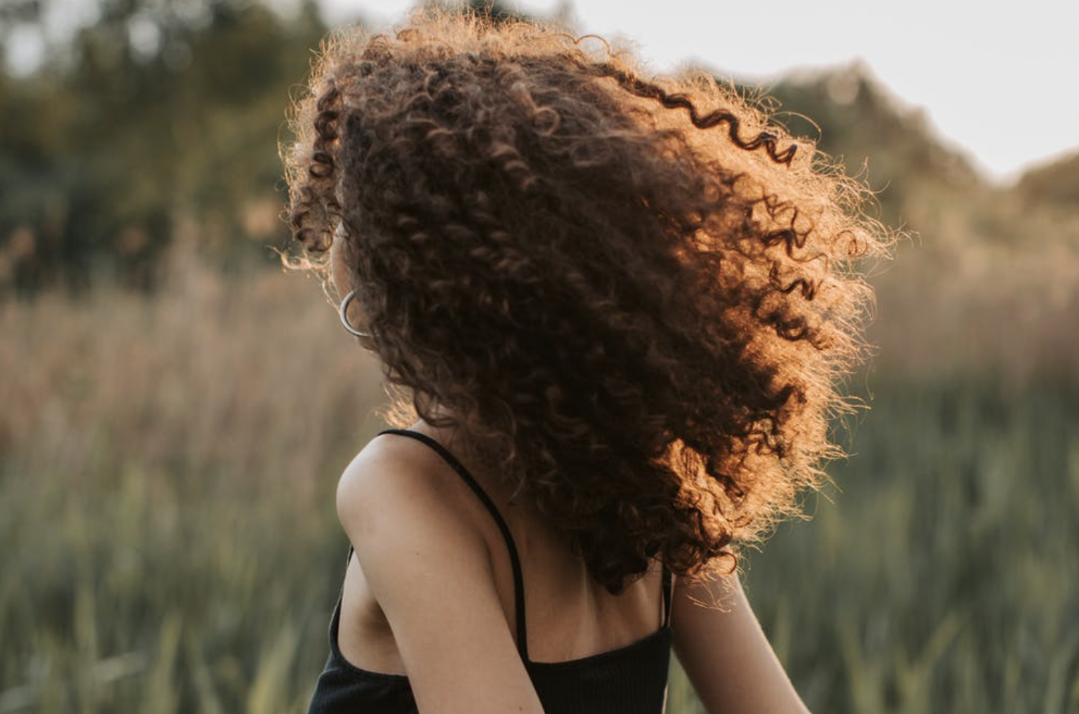 miskraam - vrouw in weiland