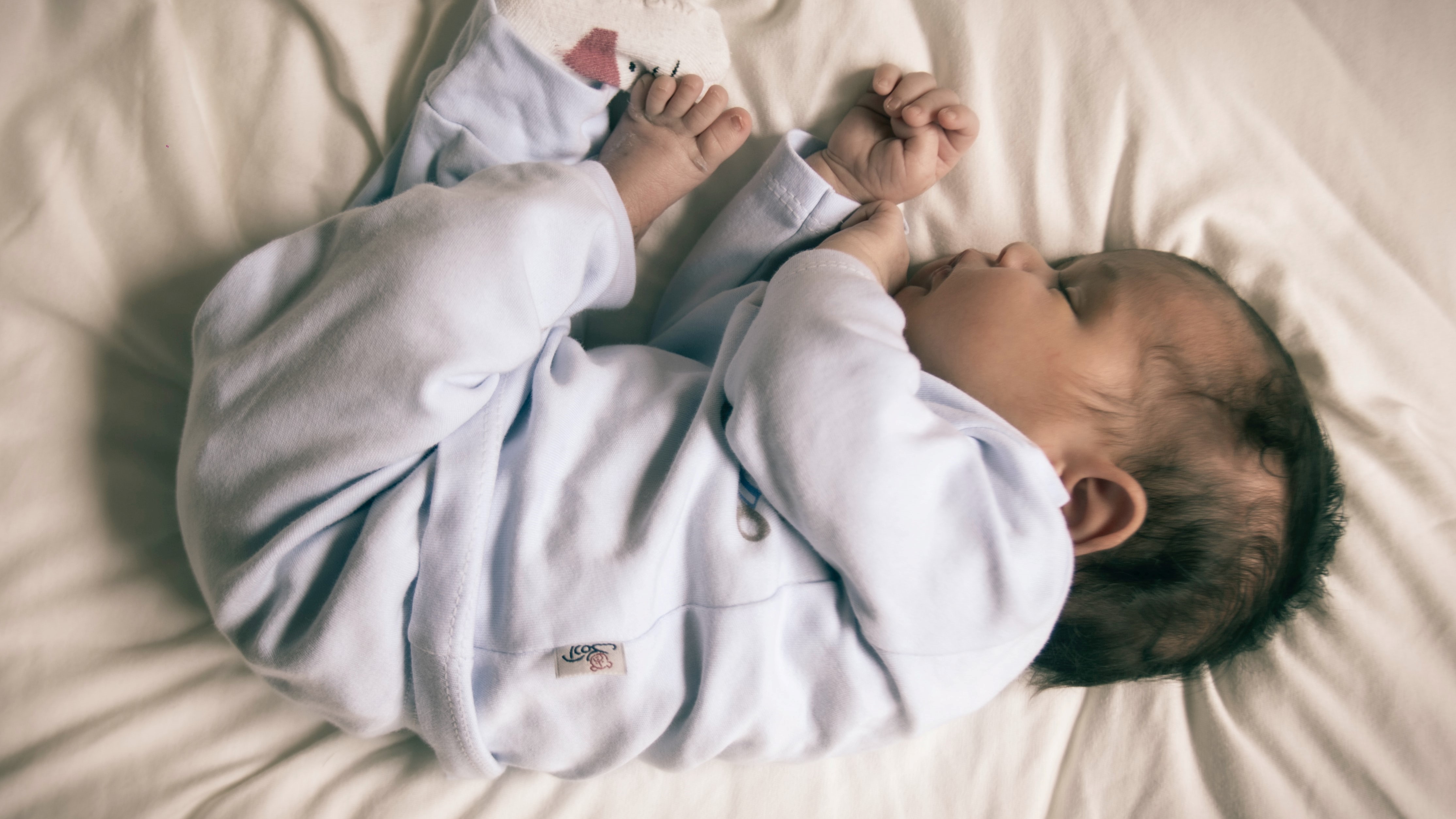 Het geluid van je baby tijdens het slapen alles uitgelegd